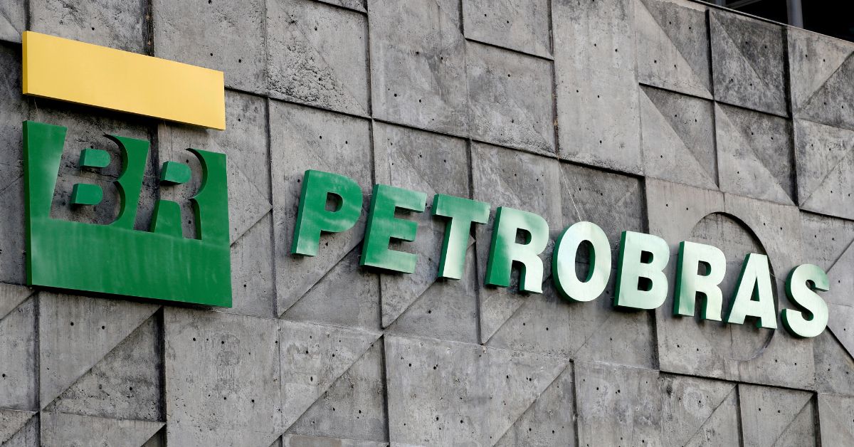 Lucro da Petrobras recua 47% no 2º tri com queda do petróleo
