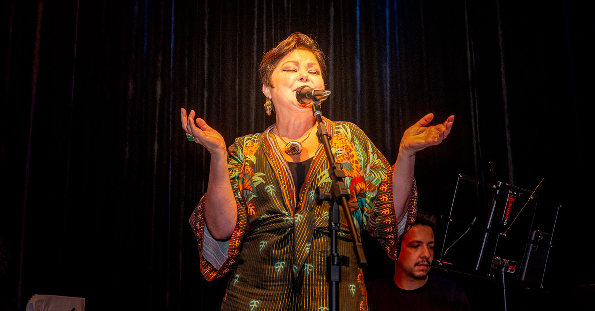 Cantora Bia Lucca realiza tributo a Nara Leão