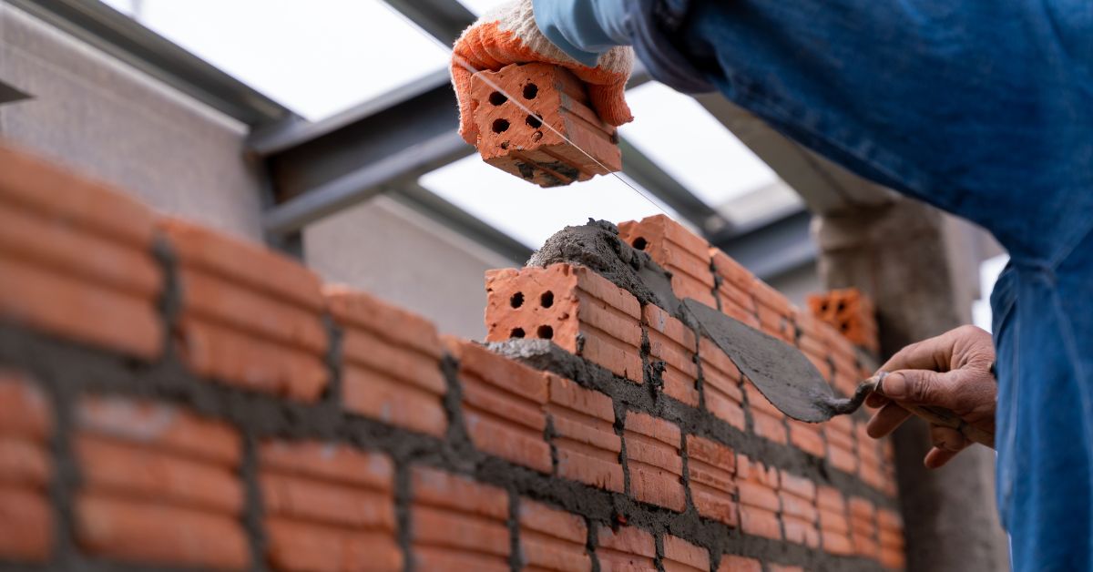 Juro alto e falta de mão de obra devem inibir geração de vagas na construção em 2025