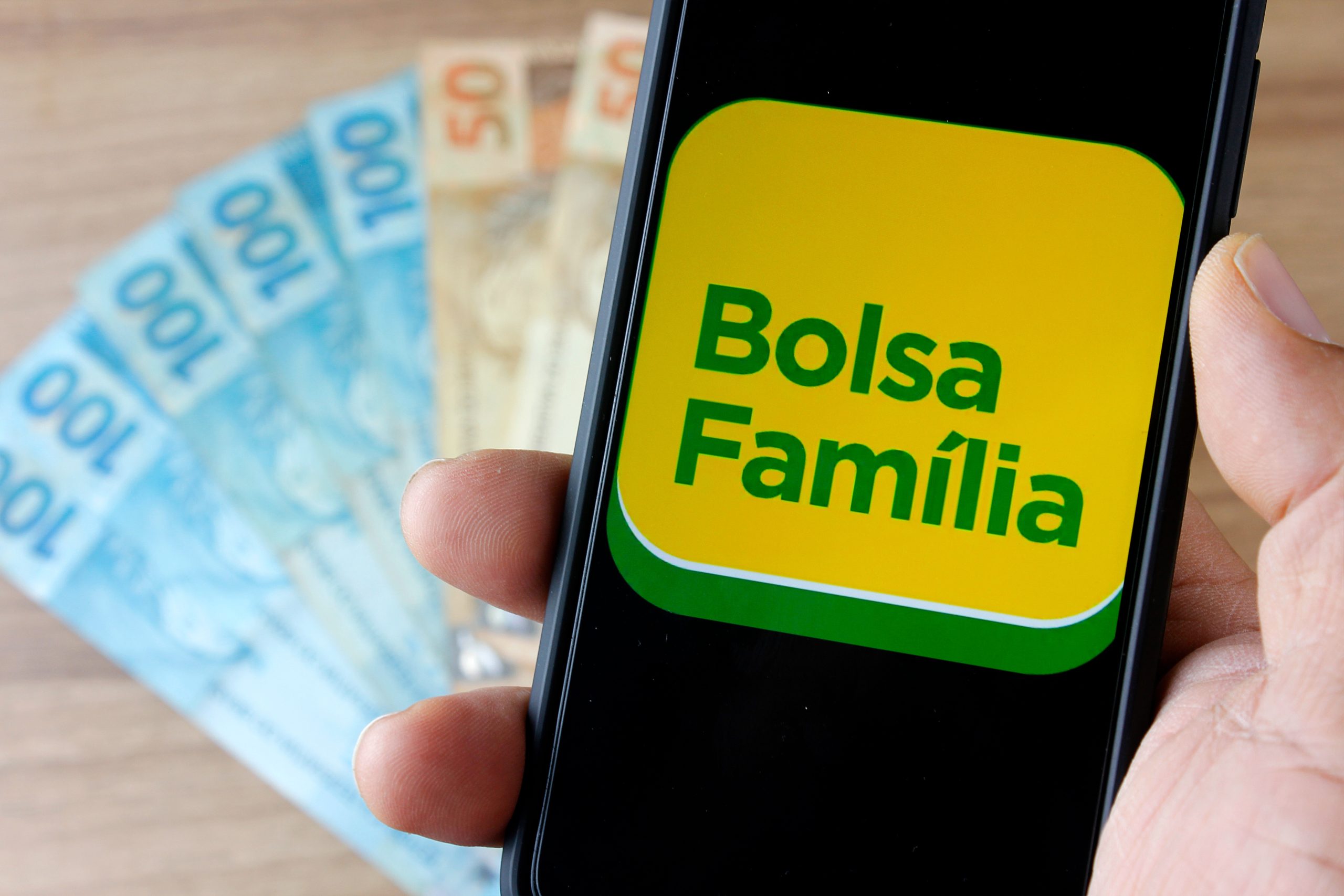 Governo cancela pagamento de Bolsa Família para famílias de candidatos eleitos