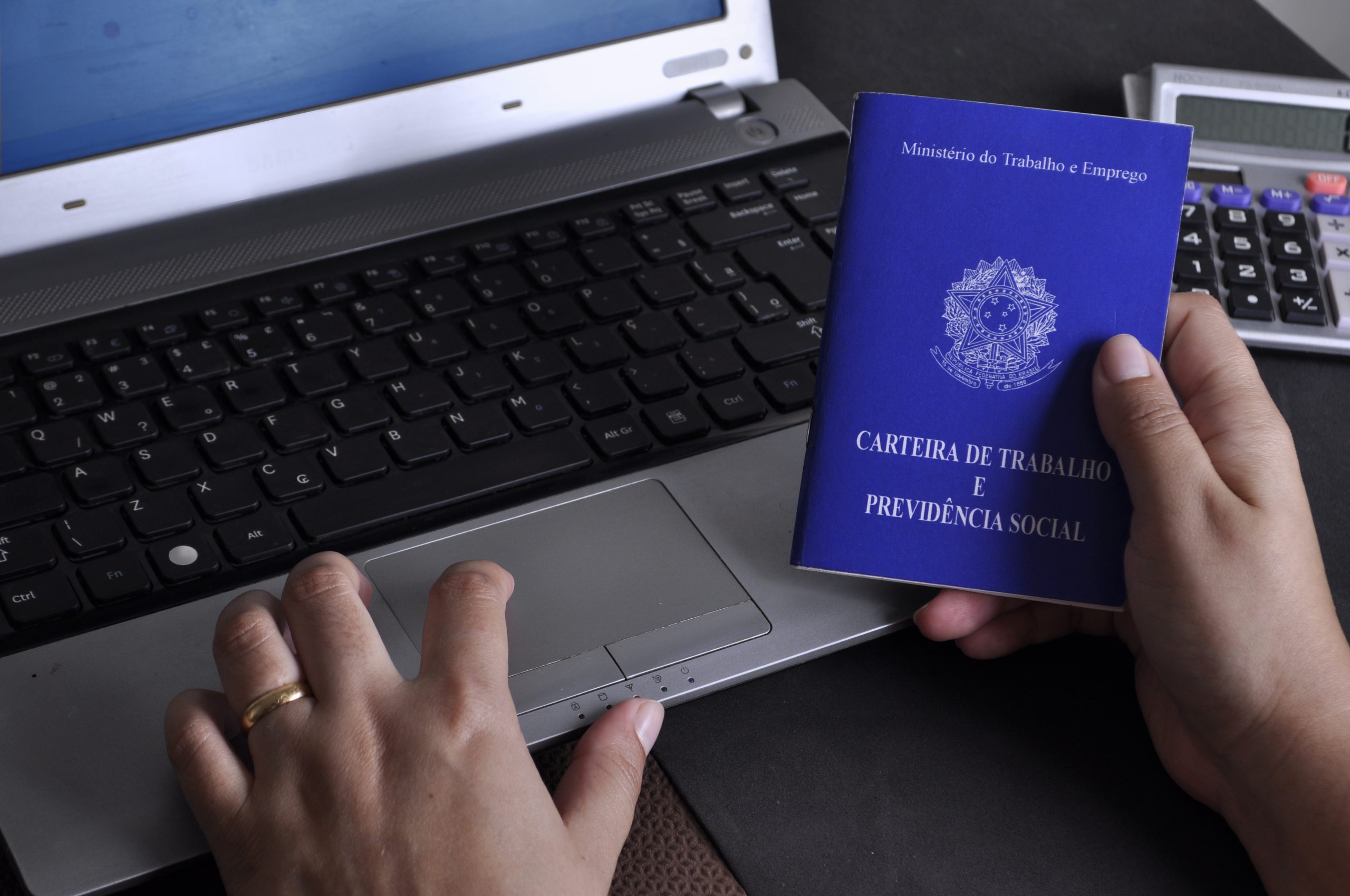 Desemprego recua a 6,9% no segundo trimestre