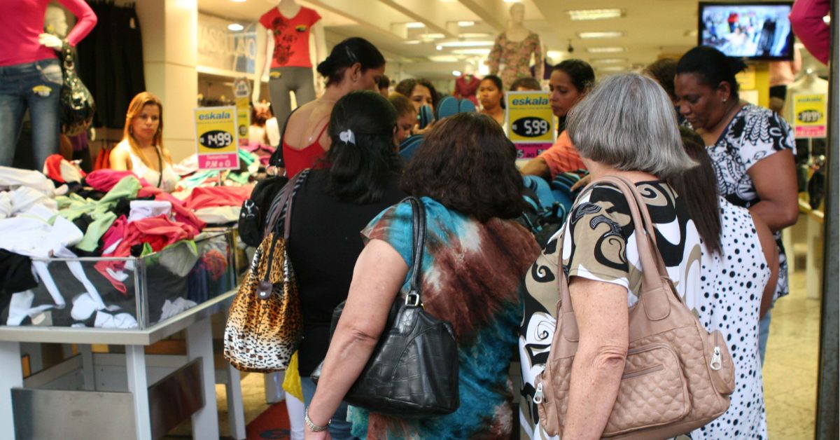 Confiança do comércio de BH tem queda em outubro, mas mantém otimismo