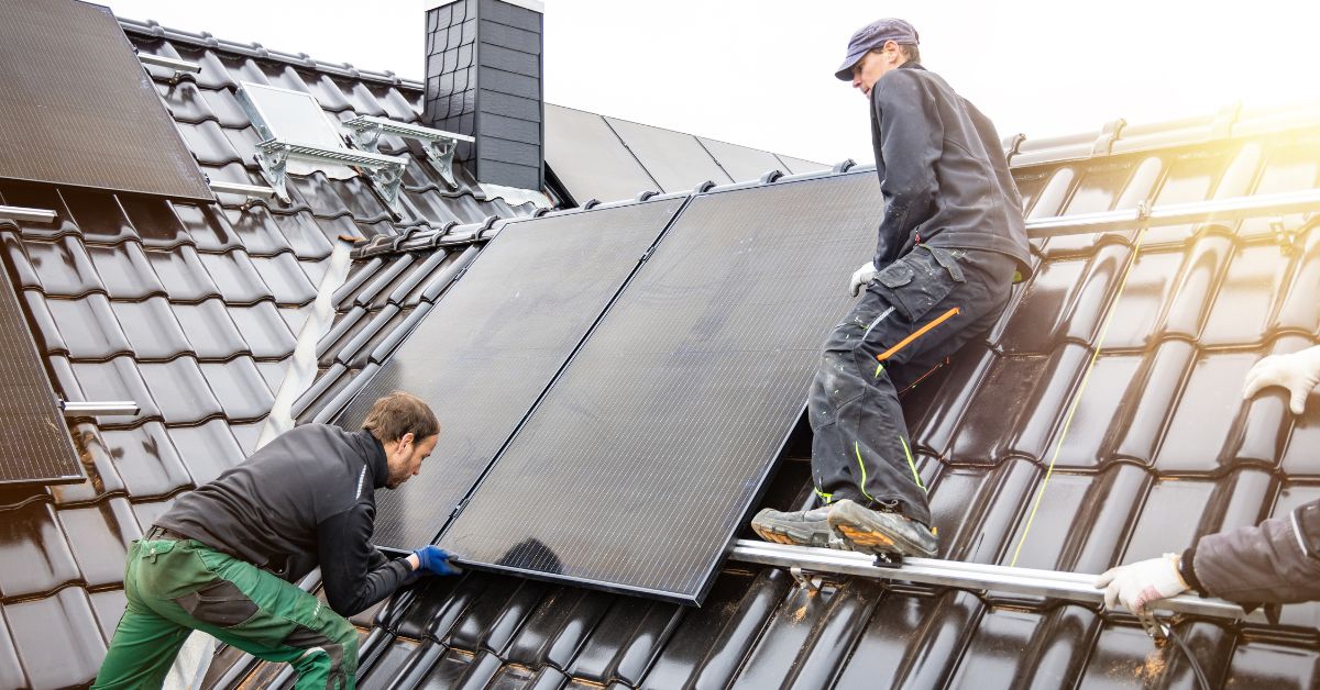 Fontes de energia renováveis, como a solar, é opção para novos episódios climáticos extremos. Crédito: Adobe Stock.