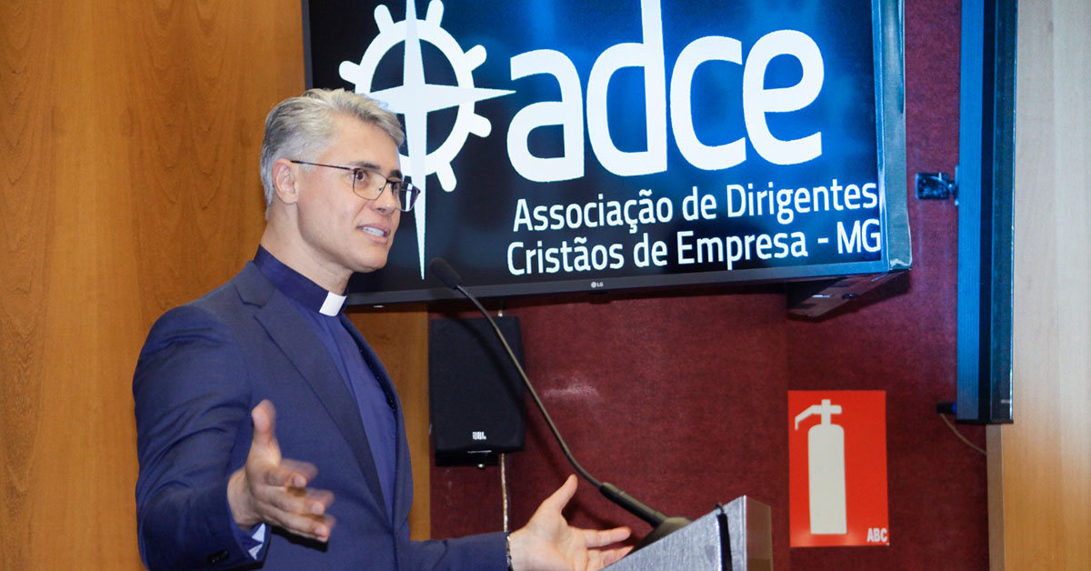 Reitor da PUC Minas faz palestra para ADCE-MG