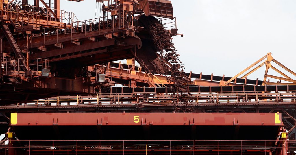Navio sendo carregado com minério de ferro para exportação.