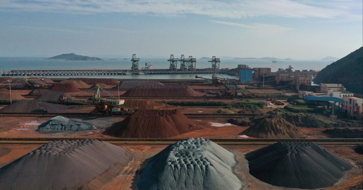 Minério de ferro no porto de Zhoushan, na China | Crédito: Reuters