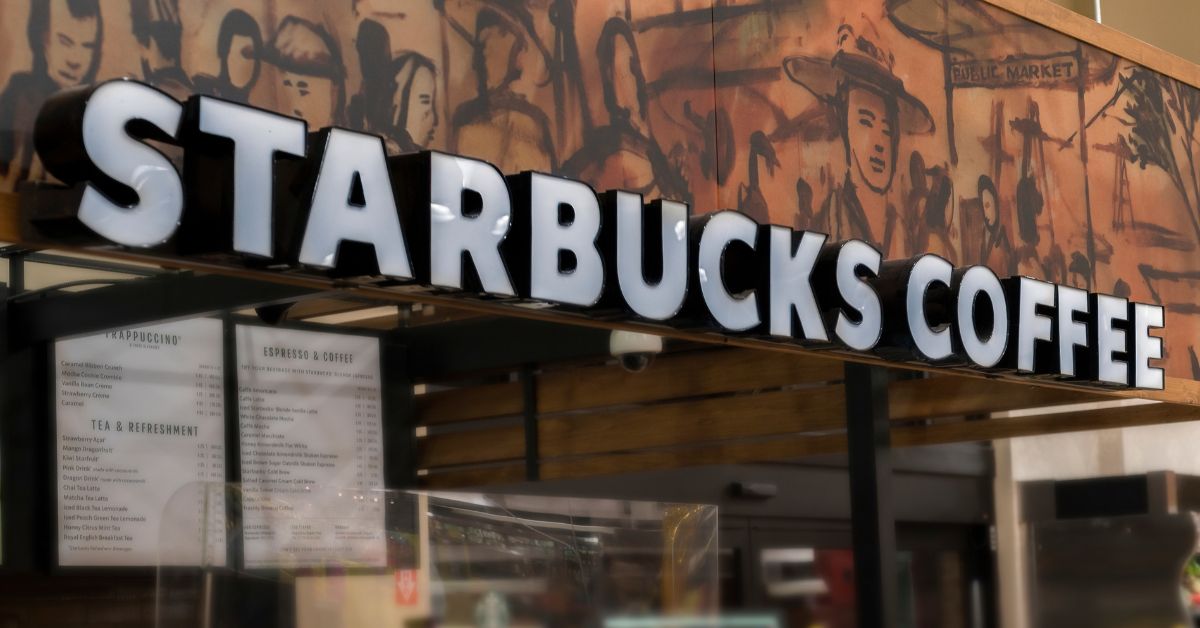 Starbucks planeja demissões até março, diz CEO