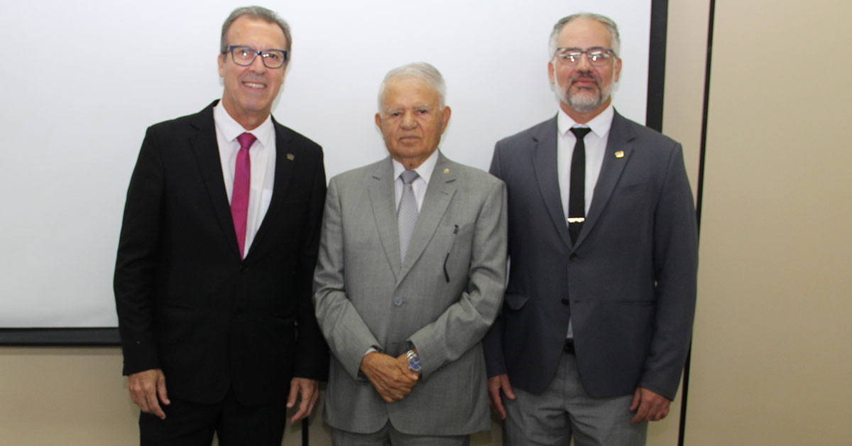 Sebastião Colomarte, ladeado pelo vice-presidente Waldir Esmero Campos (esq.) e Kleber de Castro
 | Crédito: CIEE/MG-Secom/Alexandre Melo