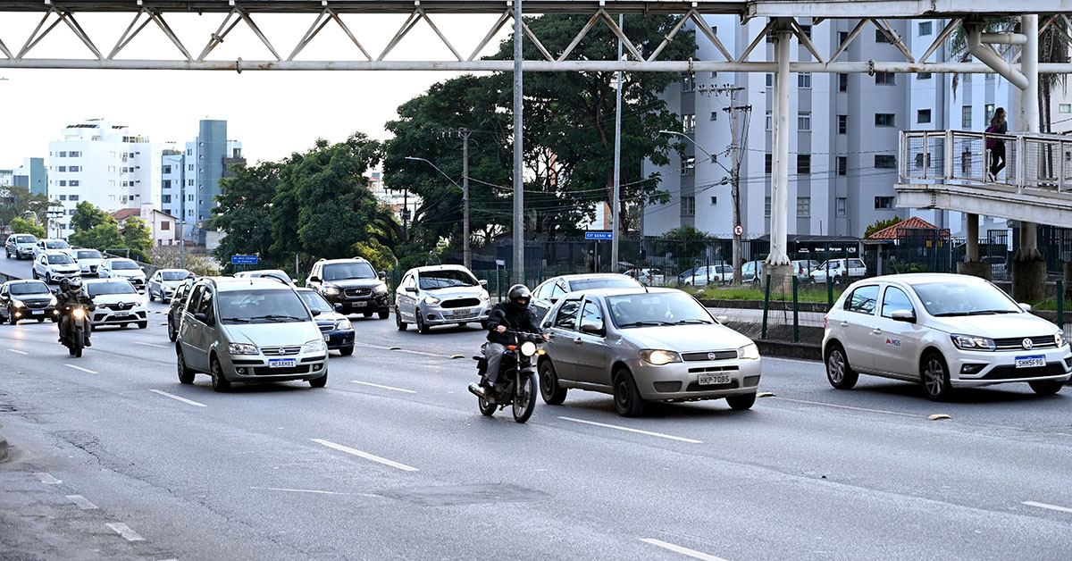 PL aprovado na Câmara obriga compra de crédito de carbono por donos de carro, caminhão e moto