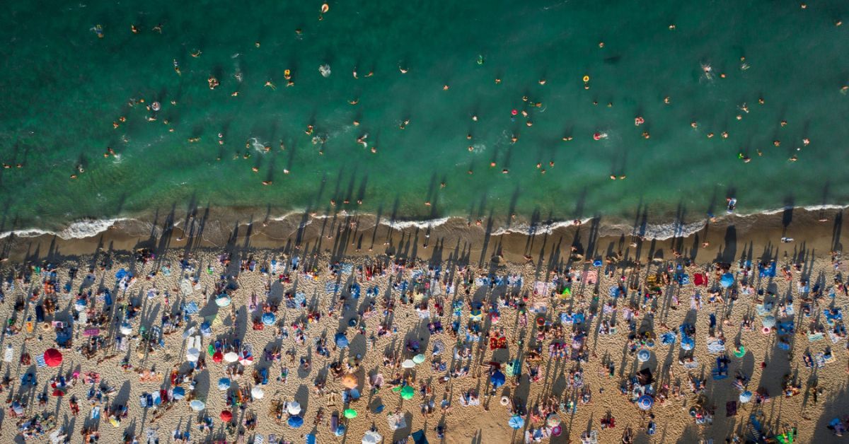 Consumidores brasileiros gastam mais durante o verão