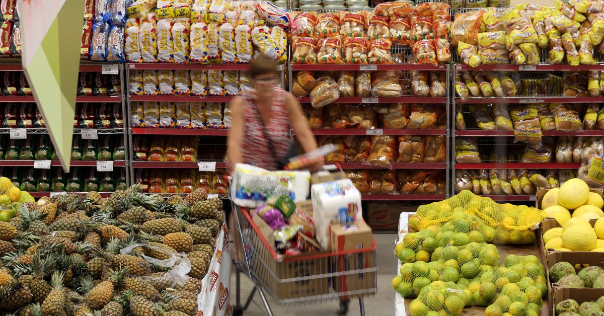 Renda domiciliar per capita nominal no Brasil ficou em R$ 2.069 em 2024, aponta IBGE
