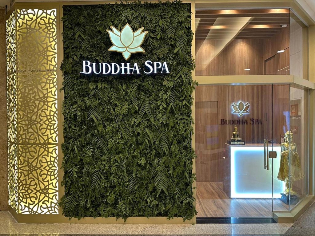 Ambiente com parede texturizada e logo da Buddha Spa