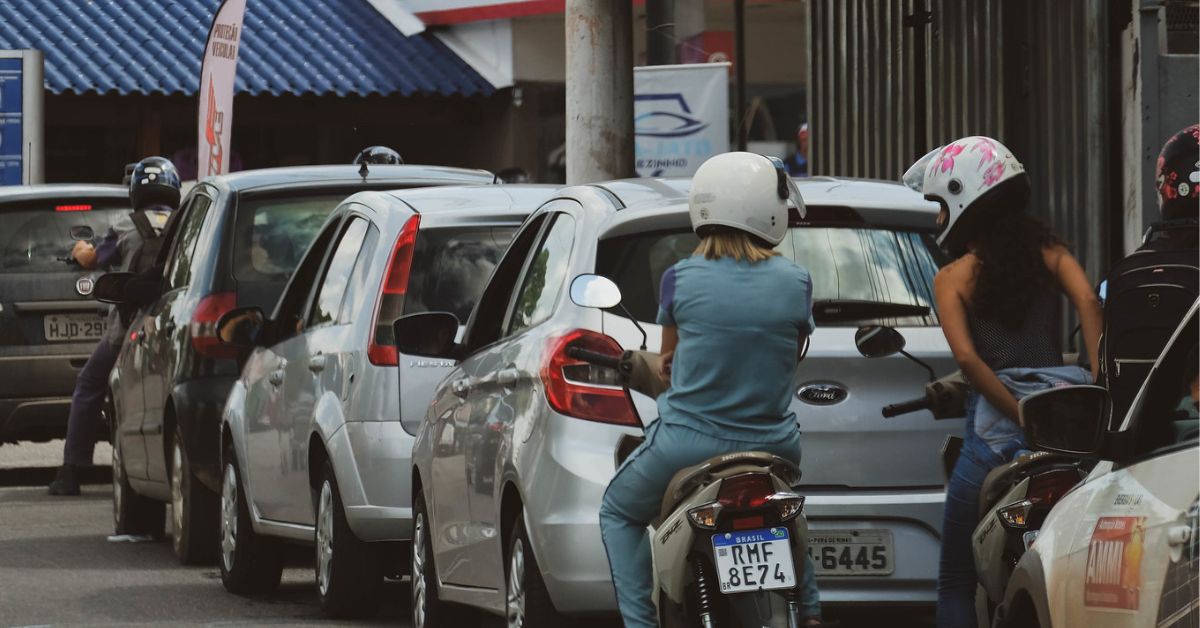 O menor preço encontrado para a gasolina comum foi de R$ 5,04, enquanto o maior alcançou R$ 5,99 | Crédito: BHTrans/Divulgação