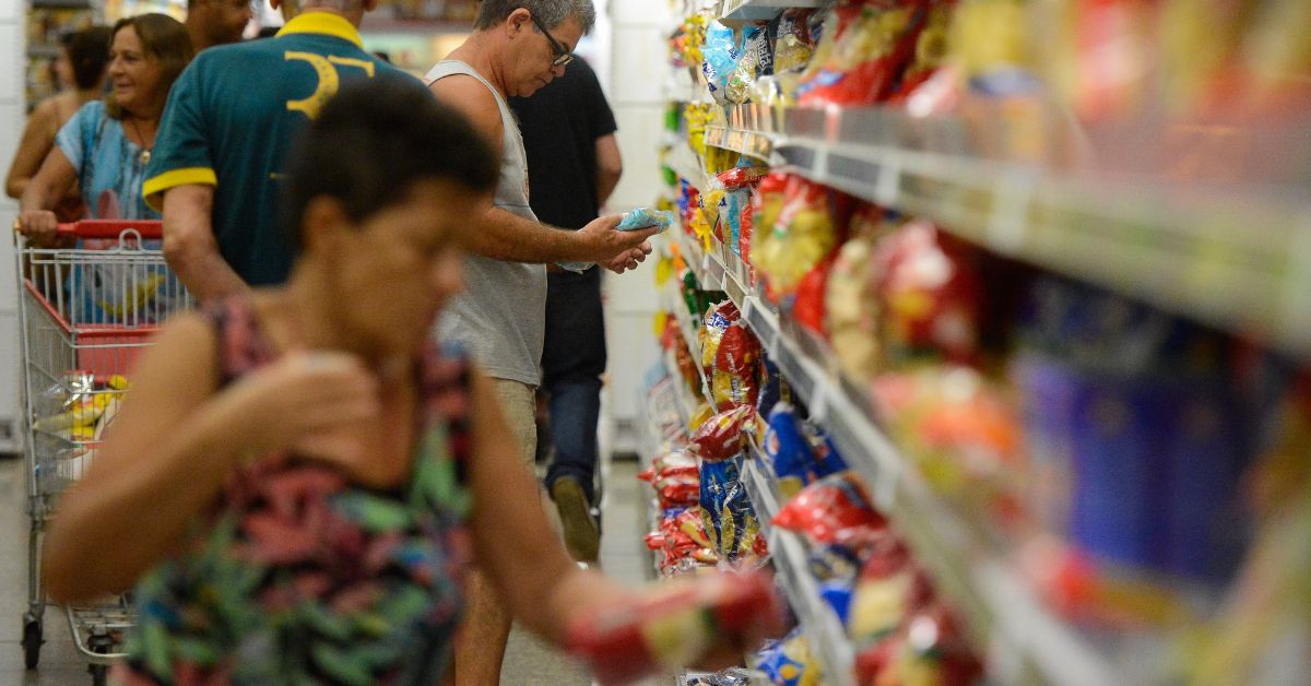 Enquanto o preço dos alimentos sobe, a popularidade do governo Lula cai