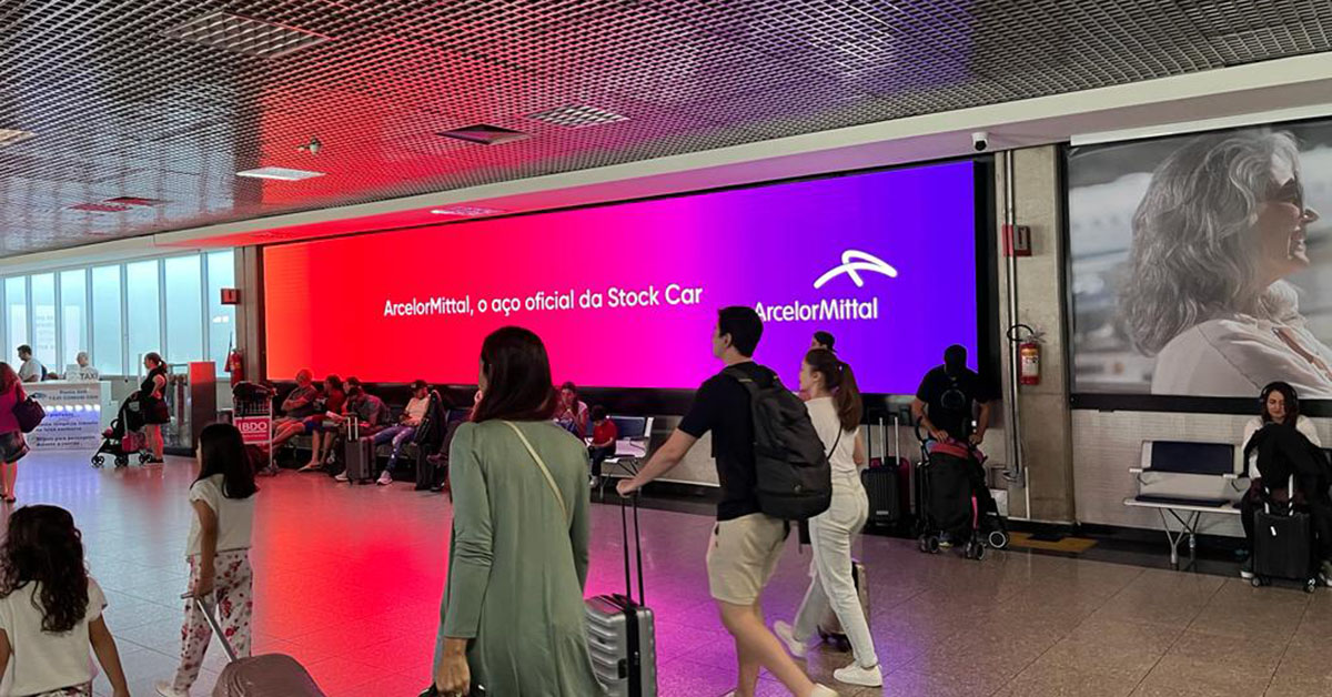 ArcelorMittal presente em painéis nos aeroportos brasileiros