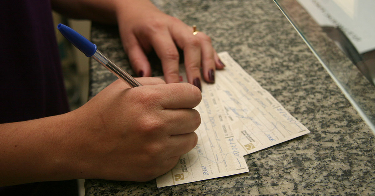 Uso do cheque cai 17% em 2023 no País