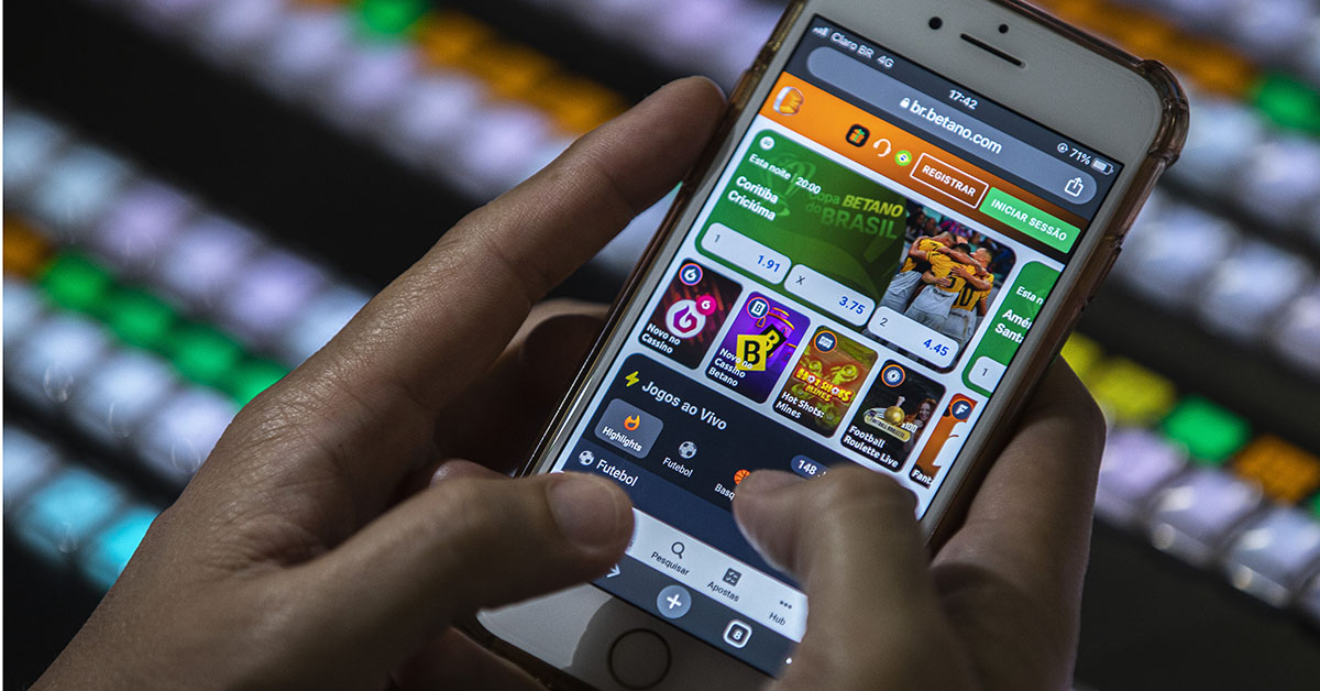 Anúncios em redes sociais levam a lojas falsas com apps suspeitos do ‘tigrinho’