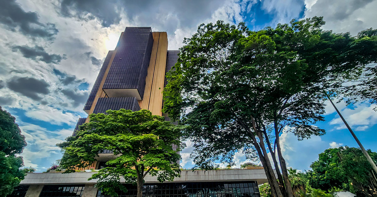 Banco internacional destaca crescimento do Brasil na América Latina, mas alerta para inflação