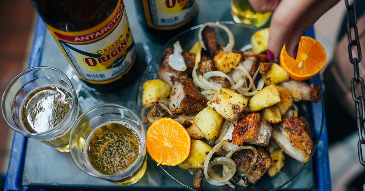 Crédito: Peticos e cerveja gelada embalam as visitas dos foliões aos corredores dos mercados populares de Belo Horizonte durante o Carnaval | Crédito: Adobe Stock