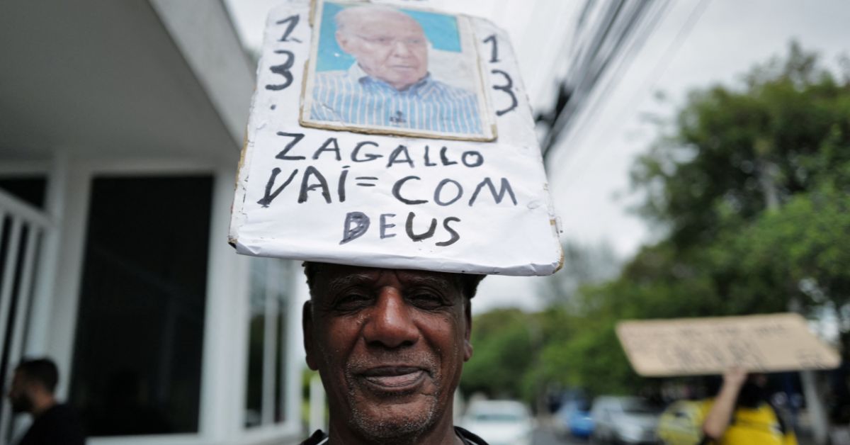 Campeões do tetra e fãs despedem-se de Zagallo na sede da CBF