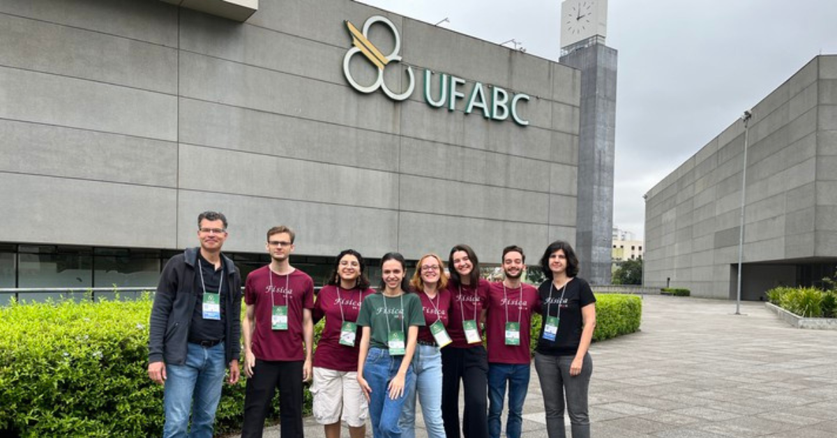 Crédito: Equipe da UFMG (a partir da esquerda): Ubirajara, Renan, Giovanna, Maressa, Anna, Pietra, Felipe e Maria Carolina/ Reprodução UFMG