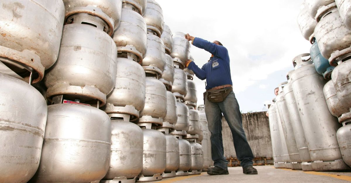 Gasolina, diesel e botijão de gás sobem em fevereiro com novo ICMS
