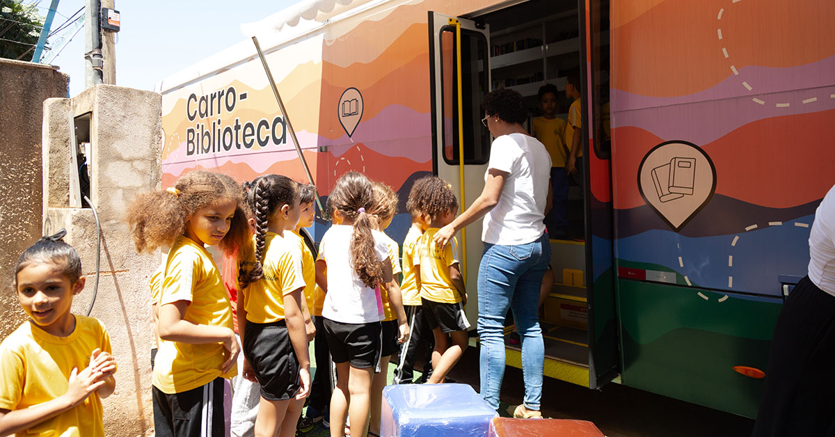 Carro-biblioteca volta a circular neste mês na RMBH