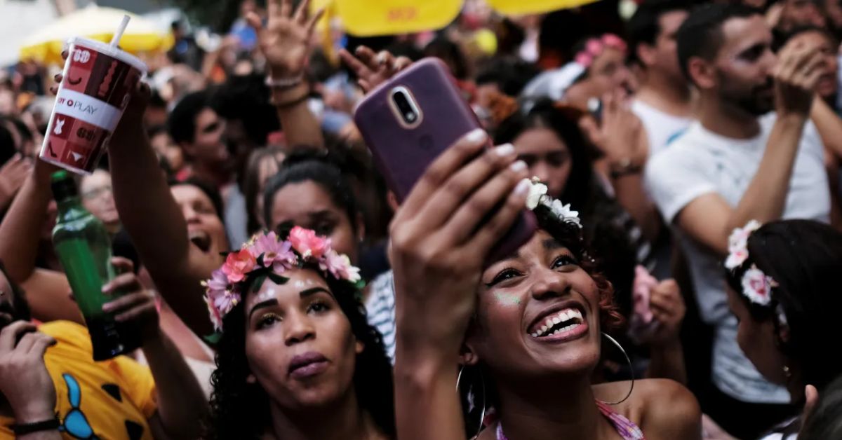 Exibição de celular em multidões pode ser alvo para criminosos | Crédito: Nacho Doce/Reuters