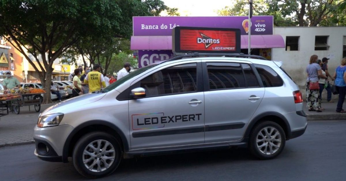 Startup mineira quer expandir painéis de LED sobre rodas