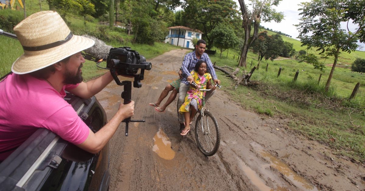Trem de passageiros da Estrada de Ferro Vitória a Minas passa a exibir filmes produzidos por vizinhos da ferrovia