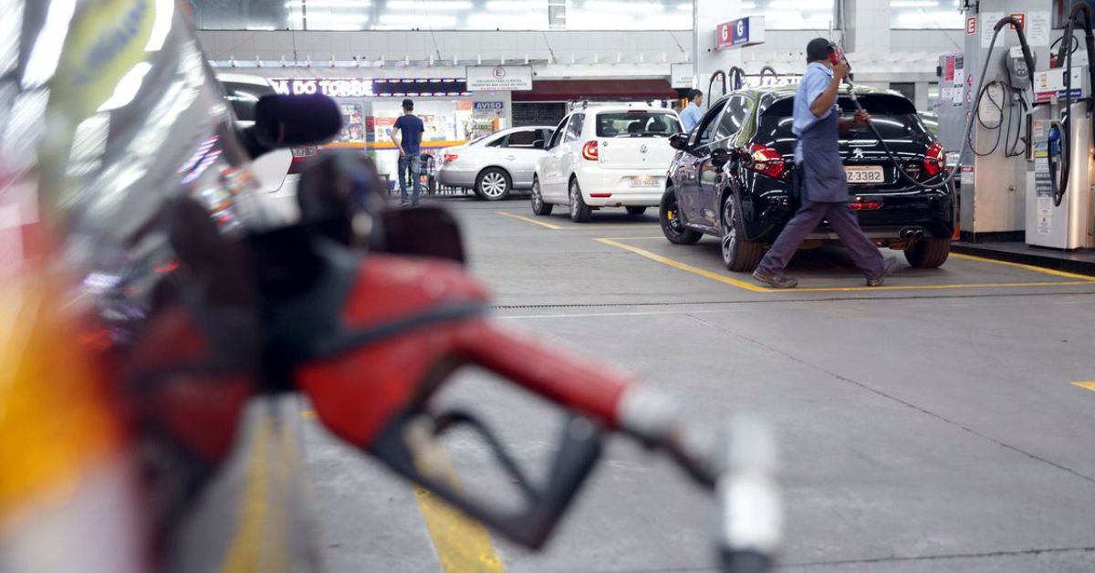 Preço médio da gasolina ultrapassa R$ 6 o litro