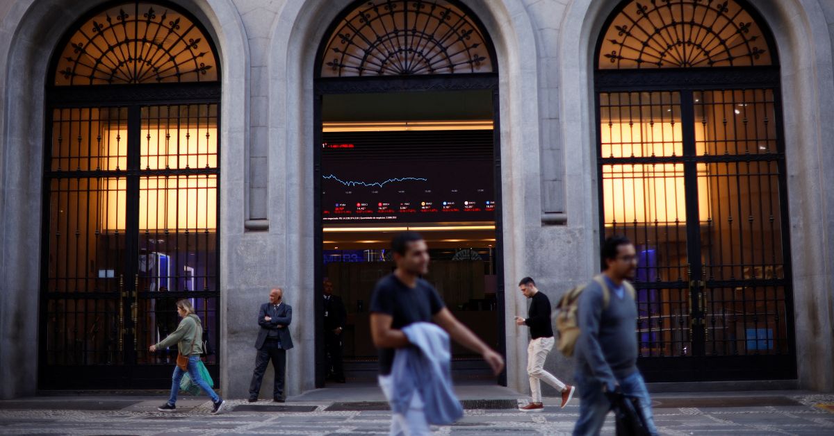 Ibovespa fecha em queda com Petrobras e anúncio fiscal no radar