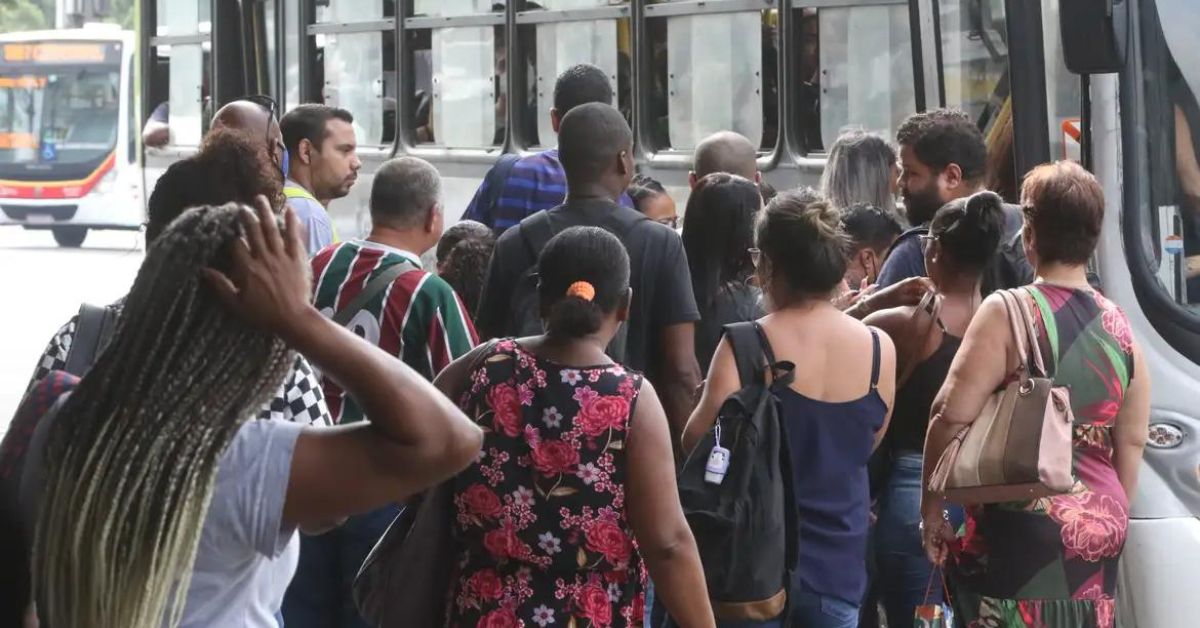 Desemprego de mulheres e negros termina 2023 acima da média nacional