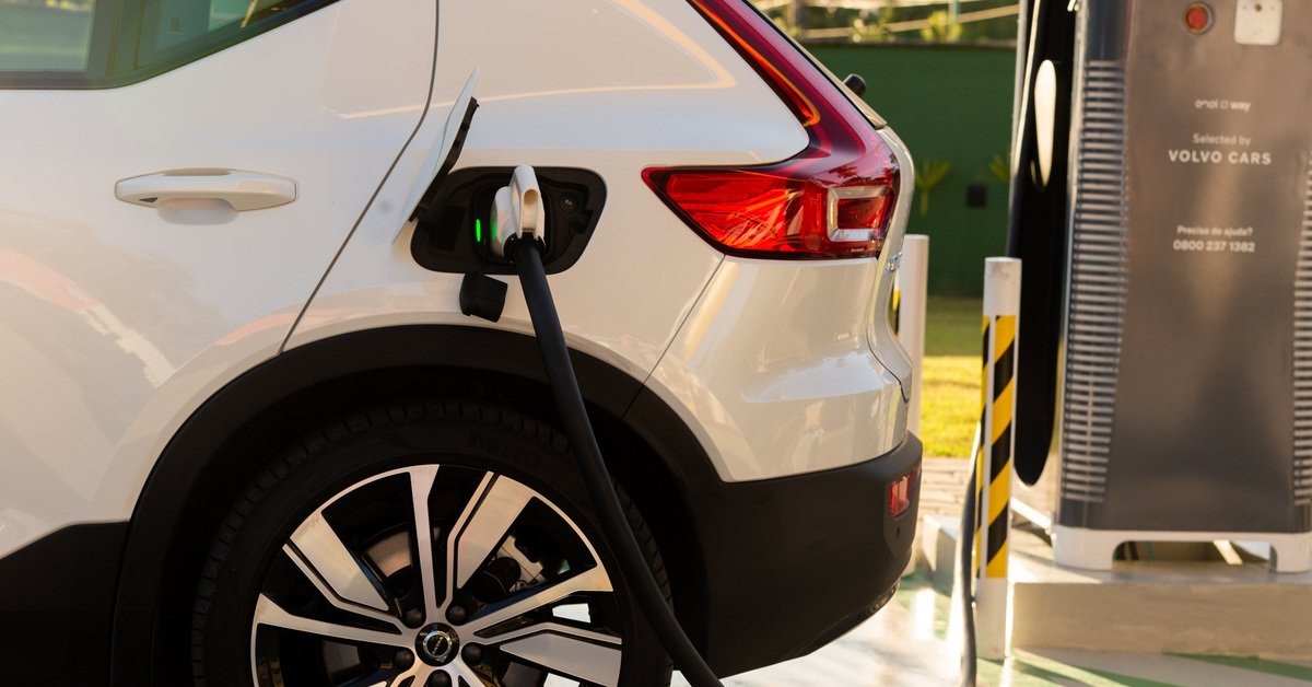 Imposto do pecado para carros elétricos traz um dilema entre sustentabilidade e a busca por receita fiscal