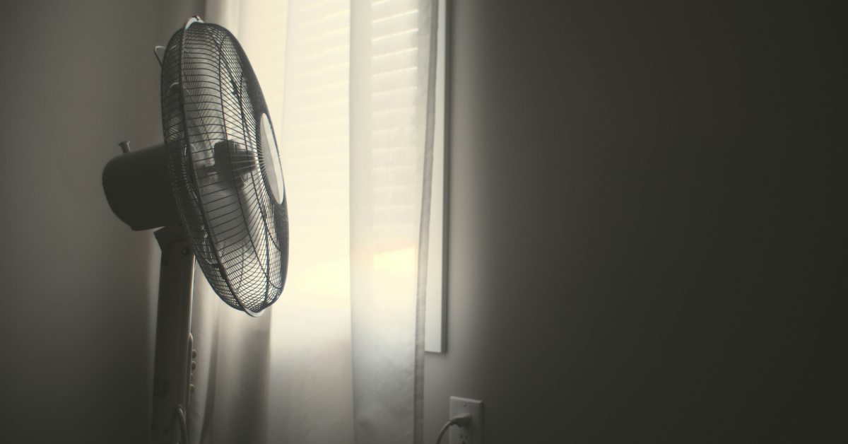 Ventiladores ligados, mas sem exagero: saiba como economizar energia na onda de calor