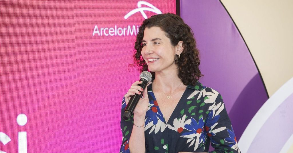 Mulher fazendo discurso em nome da ArcelorMittal
