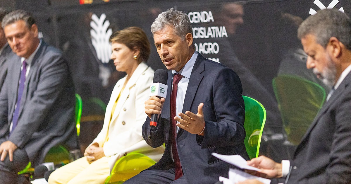 Ministro Paulo Teixeira anunciou ontem, em Brasília, medidas para aliviar produtores de leite | Crédito: Wenderson Araújo / Trilux / CNA