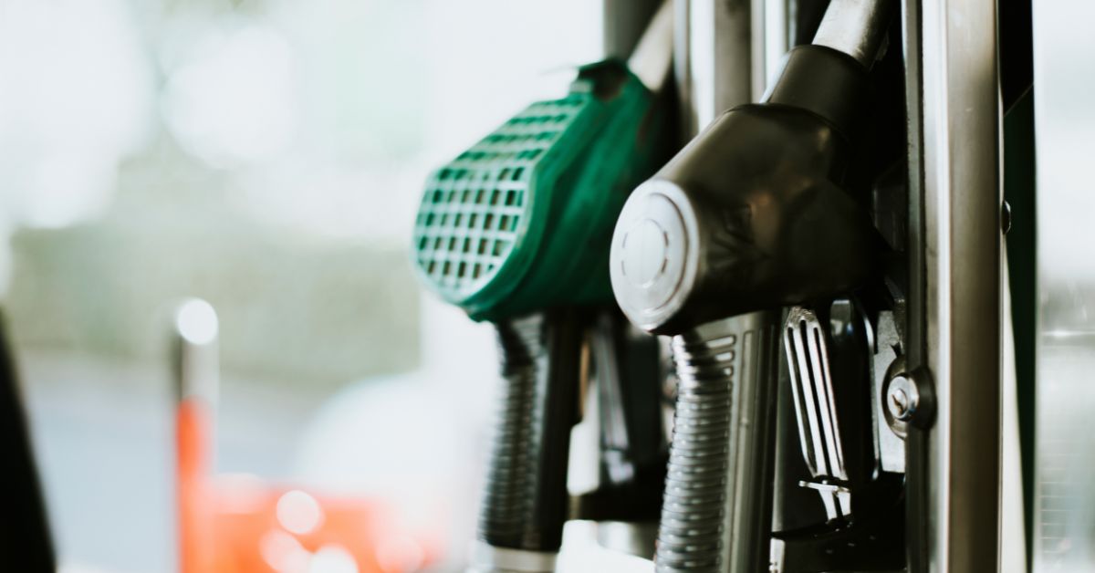 Aumento dos preços dos combustíveis ainda reflete o aumento de 12,5% do ICMS sobre o diesel, a gasolina e o gás de cozinha. | Crédito: Adobe Stock