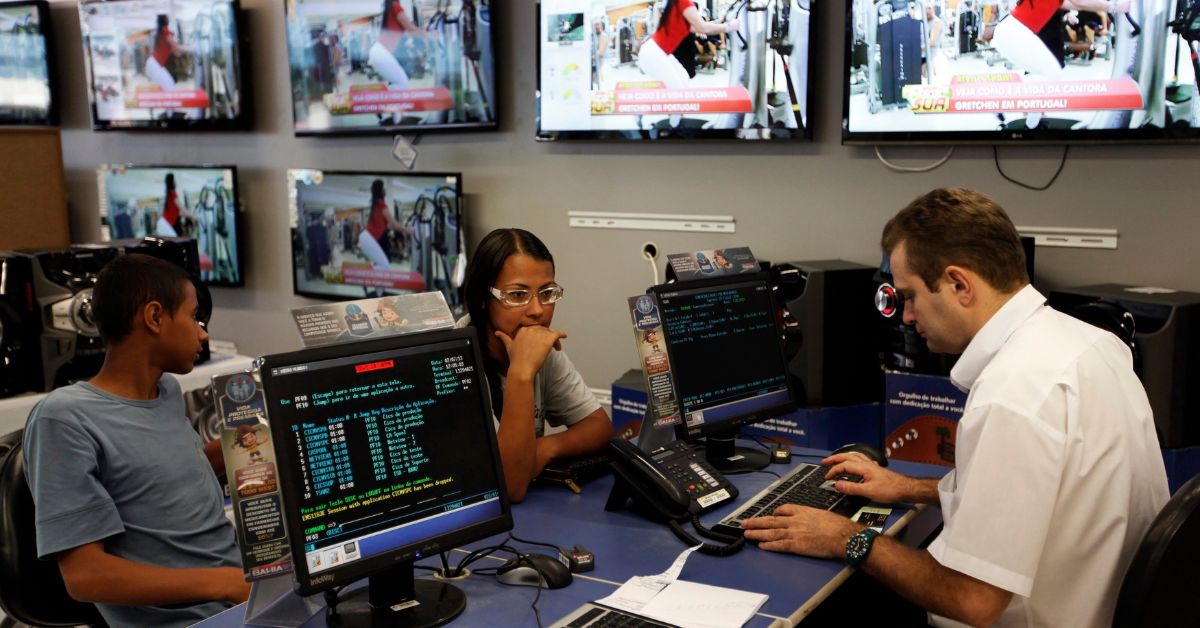 Confiança do consumidor no Brasil melhora em março pela primeira vez no ano