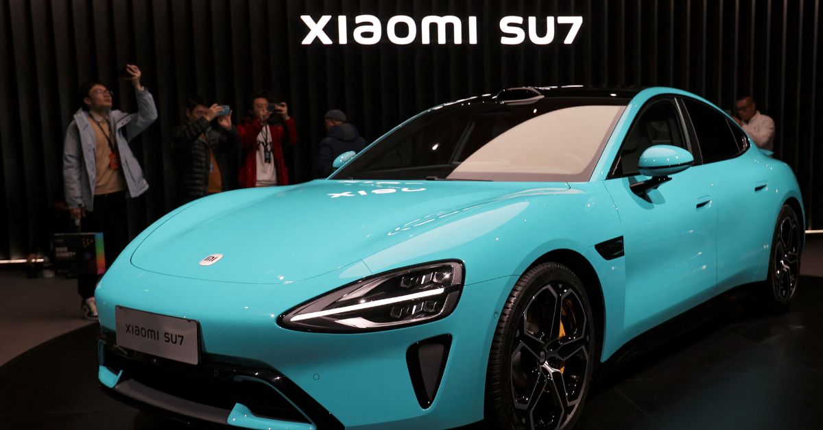 Xiaomi inicia entregas de seu primeiro carro elétrico e ações disparam