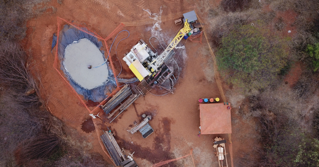 Vista aérea dos trabalhos de perfuração da Lithium Ionic em Itinga, Minas Gerais