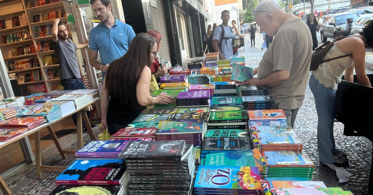 Promoção de livros a R$ 1 faz livraria de BH receber 10 mil clientes em menos de uma semana