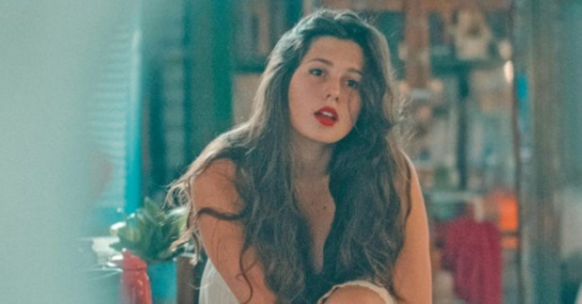 Neta de Beto Guedes, Júlia Guedes abre “Salve a Compositora!”