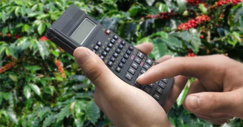 Pessoa segurando uma calculadora.