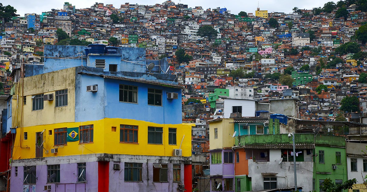 Se as favelas brasileiras formassem um estado, seria o terceiro maior do Brasil em população; são estimados quase 5,8 milhões de domicílios em favelas, com 17,9 milhões de moradores | Crédito: Reprodução / AdobeStock