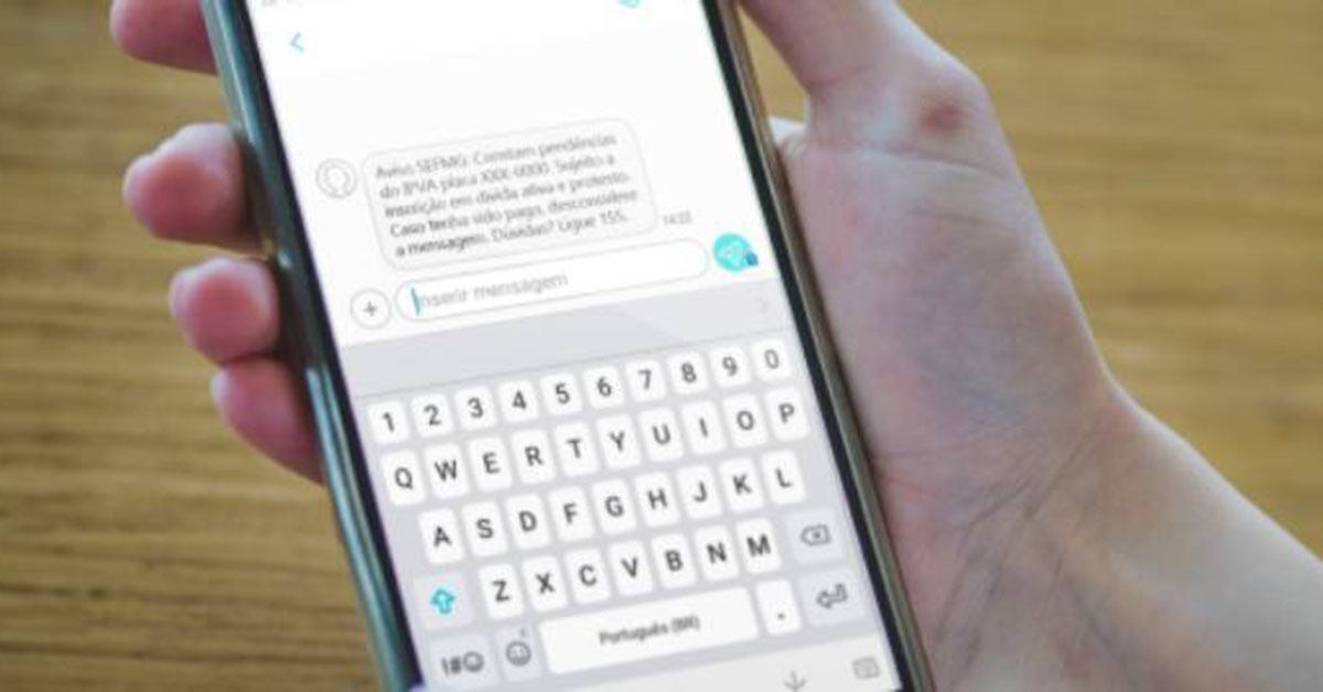 Motoristas que não pagaram o IPVA são notificados por SMS