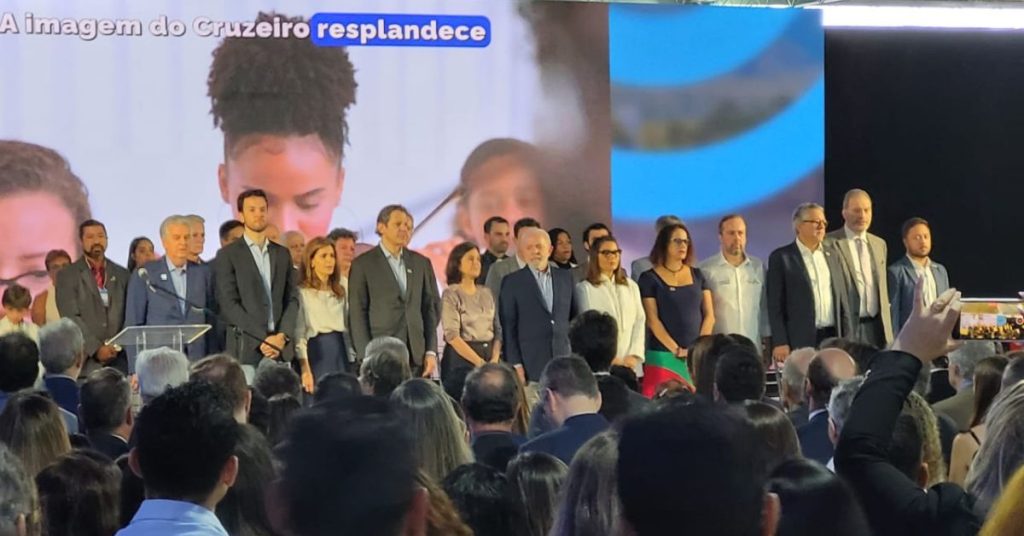 Lula e ministros durante solenidade de inauguração da fábrica de insulina da Biomm em Nova Lima.