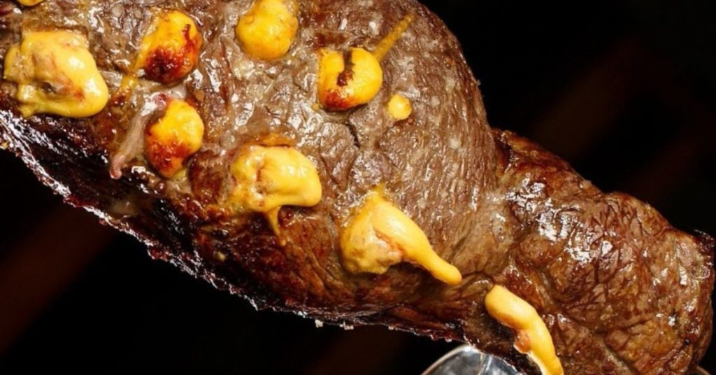 alcatra recheada que é servida em um rodízio de churrasco, em um restaurante que vende esse serviço com carne