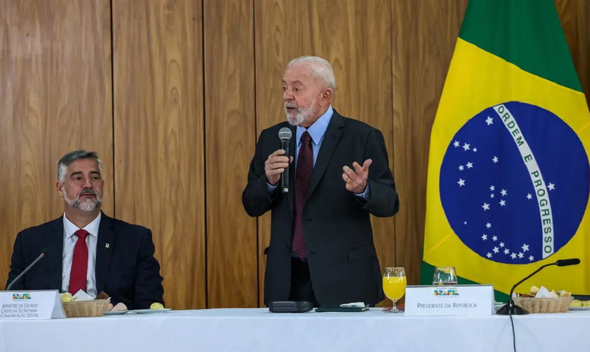 Em café com jornalistas, Lula fala de Petrobras, BC, crise com Congresso, greve e reforma