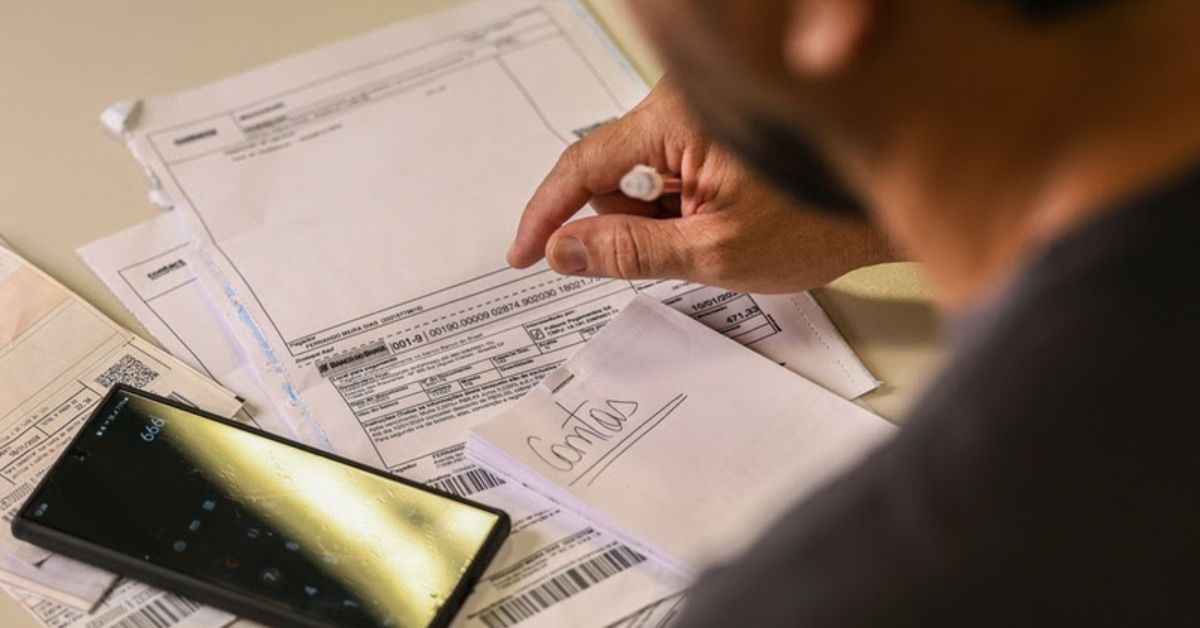 Brasileiros têm 70,5% da renda comprometida com contas a pagar, aponta estudo da Serasa